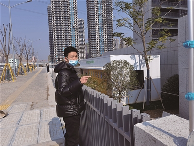 小区外路面抬高围墙成“摆设” 与路面的高度差仅到成人胸部