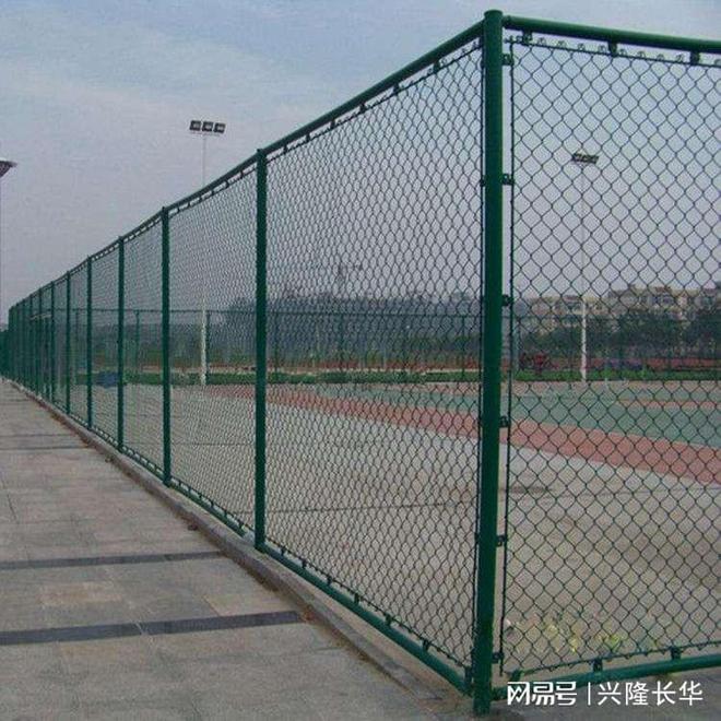 网球场围网的作用：帮助球员判断球是否出界