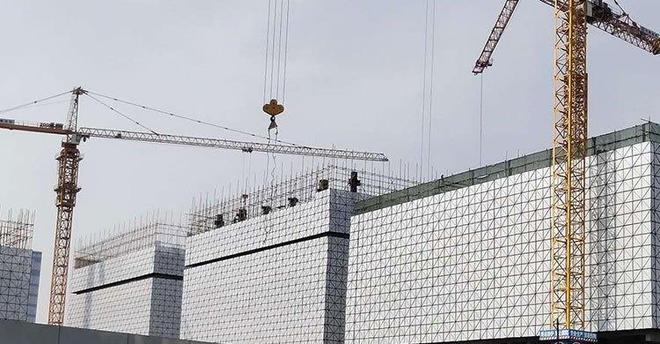 外架冲孔防护网_脚手架冲孔钢板防护网_防护架冲孔外网图片