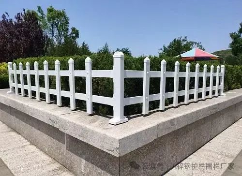 PVC塑钢草坪护栏，美丽家园的新宠！18931803060#木纹色草坪栅栏#锌钢草坪护栏#草坪绿地放防护栏#衡水塑钢草坪栅栏厂家